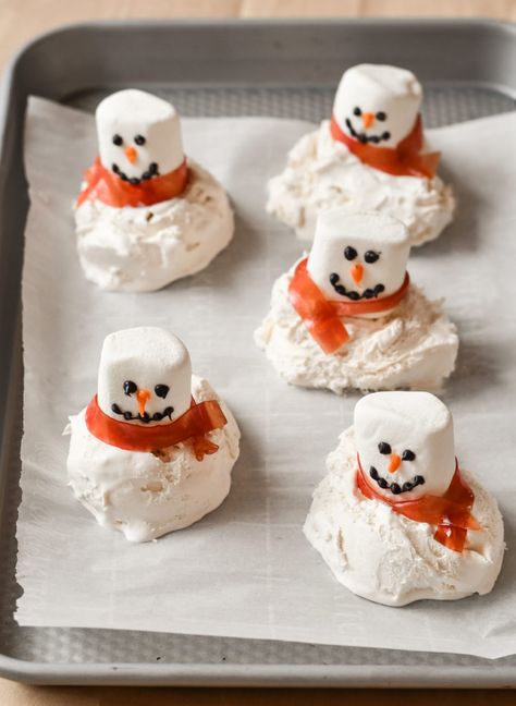 Put a smile on your child's face this holiday by turning truwhip into festive Melting Snowmen Whipped Topping! Pairs perfectly with your favorite hot chocolate. Whip Cream Snowman, Frozen Whipped Cream Snowman, Winter Holiday Recipes, Frozen Snowman, Marshmallow Snowman, Melting Snowmen, Hot Chocolate Drinks, Snowman Cookies, Kid Desserts