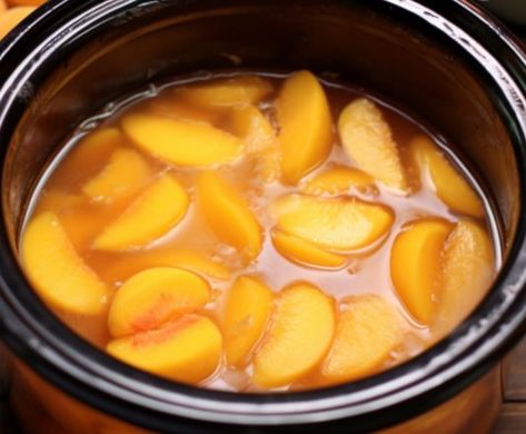 Slow Cooker Kitchen, Crockpot Dessert Recipes, Peach Dessert Recipes, Crock Pot Desserts, Slow Cooker Desserts, Peach Desserts, Homecooked Meals, Crockpot Dishes, Peach Recipe