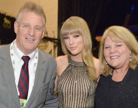 E! Online - It's a Love Story: The History of Taylor Swift's Fiercely Tight Bond With Her Parents: Taylor Swift has gotten a… - View More Taylor Swift And Her Brother, Taylor Swift Parents, Taylor Swift Mothering, Taylor Swift When She Was A Kid, Taylor Swift With Her Mom, University Of Delaware, Soccer Practice, Shania Twain, Taylor Swift Pictures