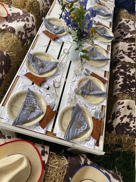 Wild West Table Decorations, Texas Bbq Party Decorations, Western Table Decorations Cowboy Theme, Rodeo Party Table Decorations, Upscale Western Party, Vintage Cowboy Party, Rodeo Theme Birthday Party For Adults, Western Party Ideas For Adults, Boho Western Party