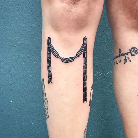 Hanging chain tattoo on the right shin Jammer Tattoos, Tattoo Chain, Traditional Tattoo Filler, Chain Tattoo, Tattoo Filler, Tattoos Geometric, Full Body Tattoo, Traditional Tattoo Design, Traditional Tattoo Art