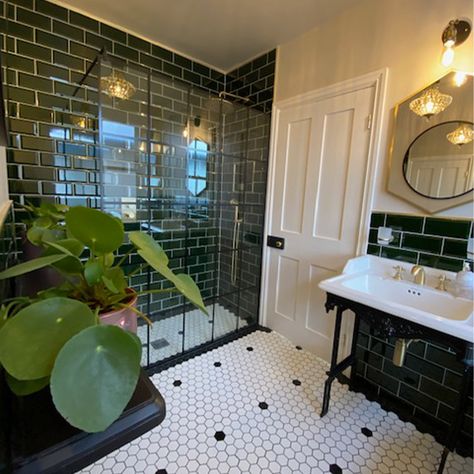 Modern Victorian Bathroom, Black Tile Bathrooms, Victorian Style Bathroom, Green Tile Bathroom, White Bathroom Tiles, Art Deco Bathroom, Bathroom Design Trends, Victorian Bathroom, Deco Bathroom