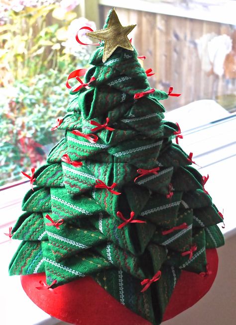 Creative Allsorts: Prairie point Christmas Tree finished! Prairie Point Christmas Tree, Fat Quarter Sewing Projects, Different Christmas Trees, Prairie Points, Christmas Quilting, Quilted Ornaments, Trees Christmas, Christmas Things, Fabric Ornaments