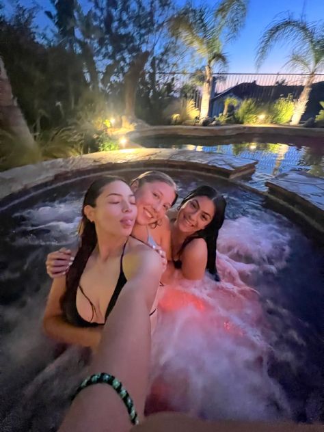 Trio Pool Pictures, Pool Insta Pics With Friends, Pool Picture Ideas Instagram Friends, Pool Pics With Friends, Foto Best Friend, Cute Friend Pictures, Summer Plans, Summer Goals, Cute Friend Photos