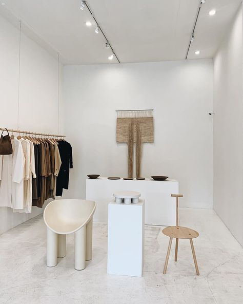 Architectural Clothing, Los Angeles Interior Design, Clothing Store Interior, Store Design Boutique, Retail Inspiration, Store Interiors, Retail Store Design, Store Design Interior, White Room