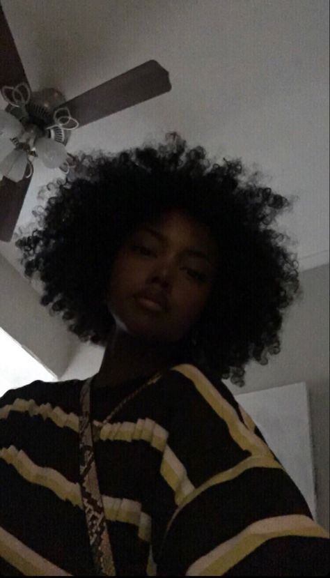 Afro Selfie, Effortless Selfie, Model Influencer, Makeup For Black Skin, Pelo Afro, Curly Hair Styles Easy, Black Hair Care, Afro Girl, Dark Skin Women