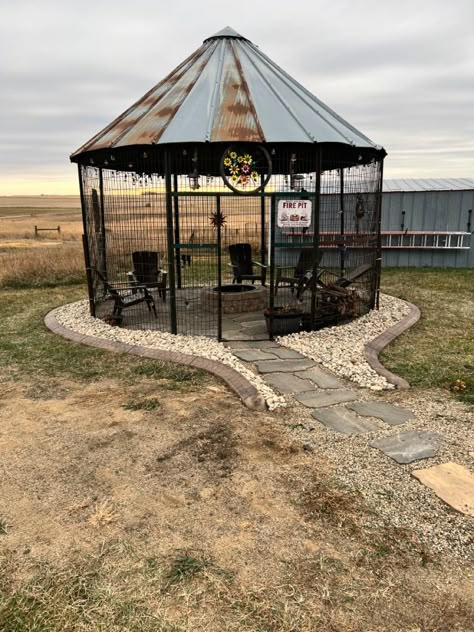 Corn Crib Fire Pit, Camper Pavilion, Corn Crib Gazebo Ideas, Corn Crib Ideas, Sitting Area Outside, Grain Bin Houses, Tiny Airbnb, Grain Bin Bar, Silo Bar