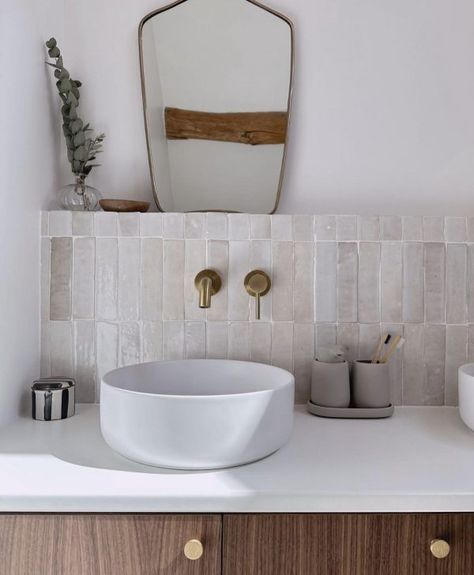 Zelliges rectangles blanc traditionnel de Fès, blanc écru Meditterean Bathroom Ideas, Minimalist Boho Bathroom, Wc Beige, Ibiza Bathroom, Zellige Tile Bathroom, Bathroom Inspiration Modern, Bathroom Design Inspiration, Downstairs Bathroom, Bathroom Inspiration Decor