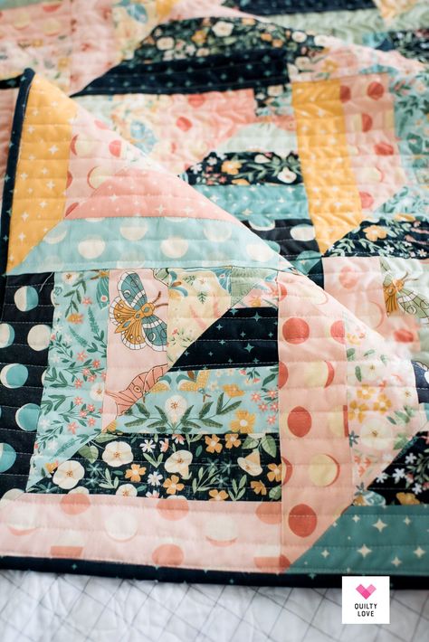 Lucky Log Cabin Quilt Pattern, Boho Quilt Patterns Free, Jelly Roll Log Cabin, Jelly Roll Quilt Patterns Free, Beginner Quilts, Quilty Love, Quilt Blocks Easy, Modern Quilt Pattern, Log Cabin Quilt Pattern