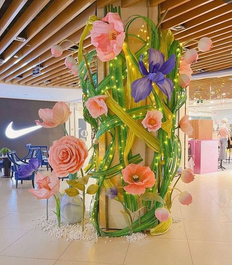 Spring Pop Up Shop, Pop Up Art Installation, Paper Flower Installation, Autumn Shopping, Mall Decor, Visual Merchandising Displays, Pop Up Art, Spring Window, Flower Installation