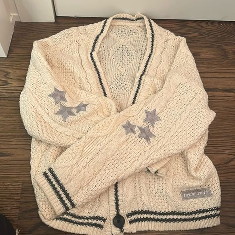 TAYLOR SWIFT CARDIGAN never worn one size Taylor Swift Cardigan, Outfit Cardigan, Downtown Outfits, Kamisama Kiss, Stranger Things Meme, Cute Preppy Outfits, Birthday Wishlist, Preppy Outfits, Taylor Swift