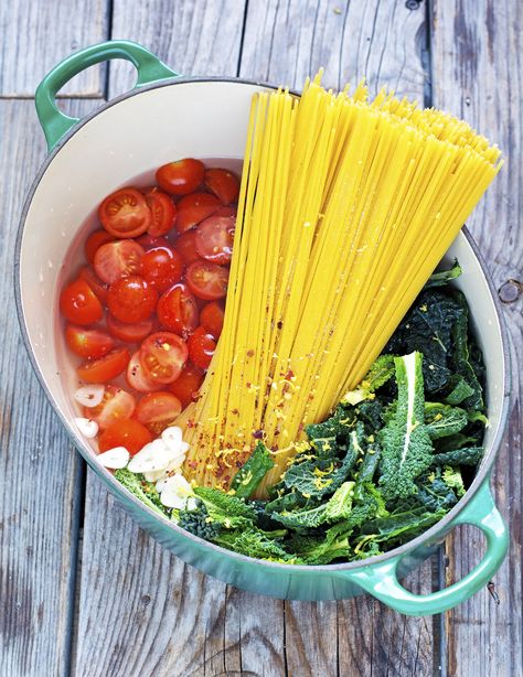 One-Pot Spaghetti with Kale and Cherry Tomatoes Container Tomatoes, One Pot Spaghetti, Cherry Tomato Recipes, Kale Pasta, Easy Pasta Dinner, Kale Recipes, Garden Recipes, Tomato Recipes, One Pot Meals