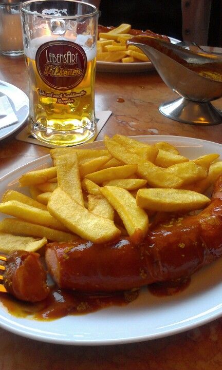 Berlin: "Curry Wurst" .. with a beer ;-), typically German. You can get it at lots of food stands everywhere. SOOOO YUMMY! German Street Style, Currywurst Recipe, Curry Wurst, Oktoberfest Food, German Recipes, Hot Dog Recipes, Food Stands, Signature Dishes, German Food