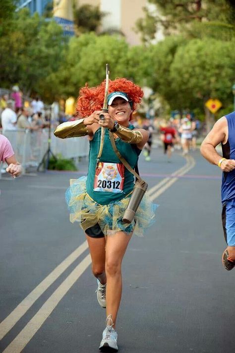 Merida Runner-Not the best costume, but a good idea Halloween Running Costumes, Disney Running Outfits, Disney Princess Marathon, Disney 5k, Princess Running Costume, Merida Costume, Disney Half Marathon, Running Attire, Disney Races