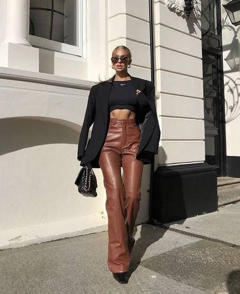 Pants Street Style, Mode Dope, Brown Leather Pants, Looks Chic, 가을 패션, Looks Style, Winter Fashion Outfits, Looks Vintage, Fall Winter Outfits