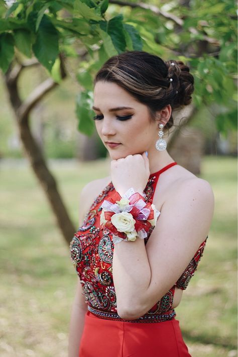 Single Homecoming Pictures, Homecoming Pictures Ideas, Closet Photoshoot, Solo Prom Poses, Prom Photo Ideas, Posing Techniques, Prom Shoot, Poses Prom, Formal Pictures