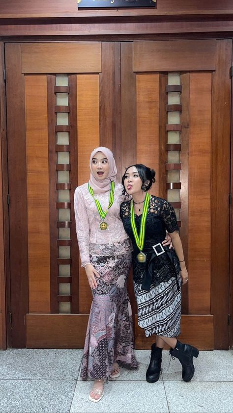 Ootd Kebaya, Batik Modern, Dress Gamis, Kebaya Muslim, Ootd Dress, Fits Inspo, Photoshoot Outfits, Hijab Style, Fitness Inspo