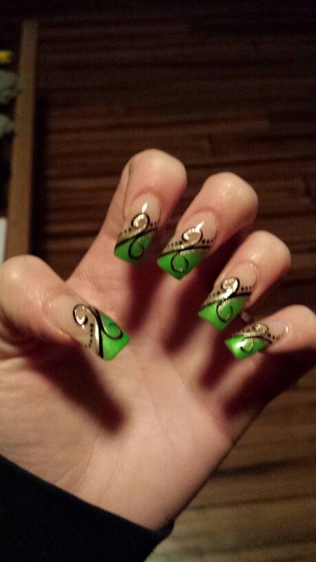 St Pattys Day Gel Nails, St Pats Nails Art Designs, March Gel Nails Ideas 2024, St Pattys Day Nail Designs, Hot Green Nails, Celtic Nail Art, March Gel Nails Ideas, Tinkerbell Nails Designs, March Nails Designs