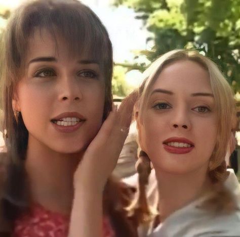 Sidney And Tatum Scream, Sidney X Tatum, Tatum Riley Scream, Rose Mcgowan Scream, Scream Movie Cast, Tatum Scream, Sidney Scream, Tatum Riley, 1990s Films