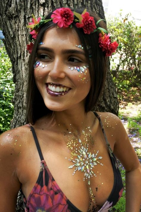 Boho Bachelorette Party Ideas, Festival Looks Makeup, Face Stickers Makeup, Holographic Rave Outfit, Festival Face Jewels, Boho Bachelorette, Desert Festival, Festival Makeup Glitter, Rhinestone Outfit