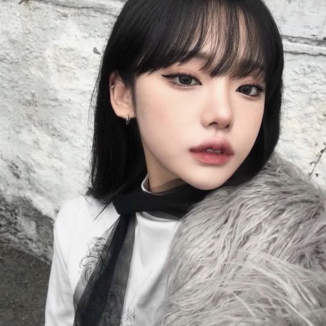 Asian Makeup Looks, Casual Makeup, Korean Eye Makeup, Brown Makeup, Emo Makeup, Winter Makeup, Social Media Apps, Cute Makeup Looks, Black Makeup