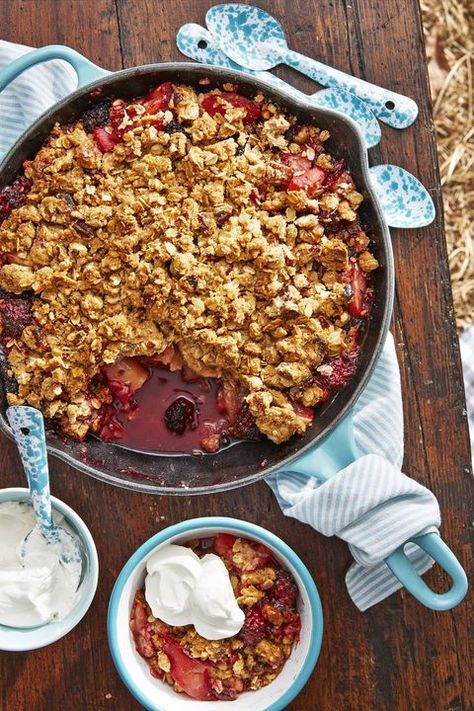 Cast-iron Apple-Blackberry Crumble recipe. Goes perfectly with your favorite flavor of Hudsonville Ice Cream. Angus Beef Recipes, Apple Cranberry Crisp, Beef Kabob Recipes, Easy Skillet Dinner, Make Sour Cream, Cast Iron Skillet Cooking, Blackberry Crumble, Skillet Dinner Recipes, Apple Recipes Easy