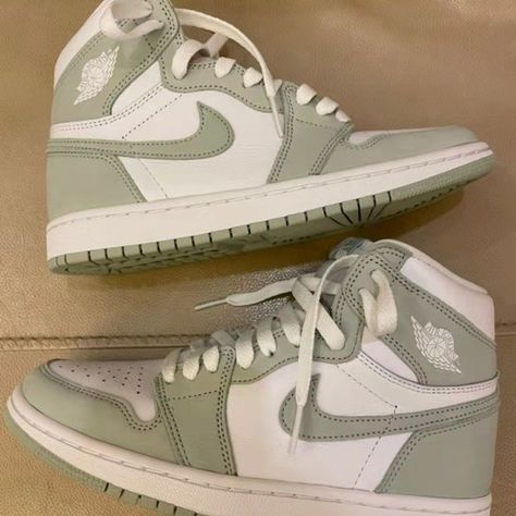 New Air Jordan 1 Retro High OG Seafoam green Zapatillas All Star, 19th Bday, Dunk Shoes, Green Jordans, Shoes Wallpaper, Sneaker Trend, Dog Cage, Jordan Shoes Girls, Preppy Shoes