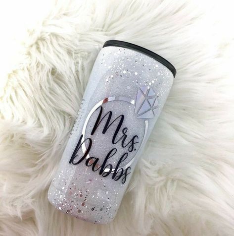 Epoxy Tumbler Ideas, Mrs Tumbler, Wedding Tumblers, Epoxy Tumbler, Glitter Tumbler Cups, Glitter Shirt, 10 Dollars, Custom Tumbler Cups, Glitter Dipped