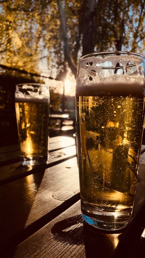 Biergarten, Bier, Fluss Affen. Bier Aesthetic, Friends Moodboard, Beer Aesthetic, Homemade Beer, Beer Mug, Pint Glass, Beer Glasses, Tik Tok, Seventeen