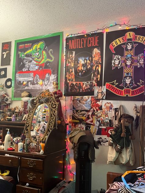 Rock And Roll Aesthetic Bedroom, Glam Rock Bedroom, Rock And Roll Bedroom, Rock Room Ideas, Punk Rock Room, Rock N Roll Bedroom, Rock Bedroom, Grunge Bedroom, Rock Room