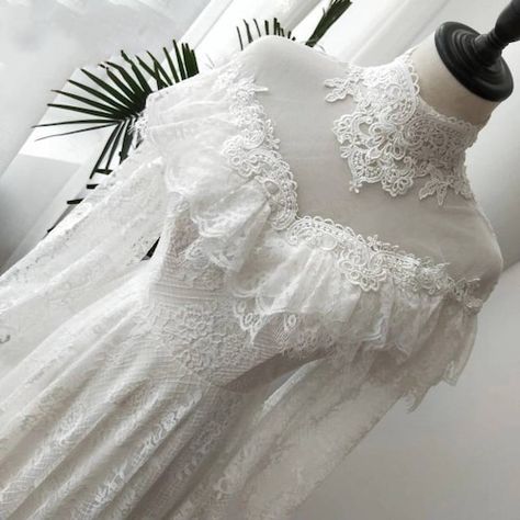 Pride And Prejudice Inspired Wedding Dress, Antique Lace Wedding Dress, Wedding Dress Victorian, Steampunk Wedding Dress, Old Wedding Dresses, Victorian Wedding Dress, Vintage Inspired Wedding Dresses, Dress Stands, Pretty Wedding Dresses