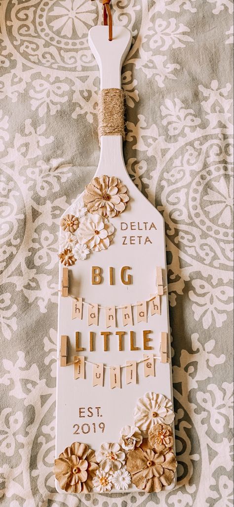 Resin Paddle Sorority, Boho Paddle Sorority, Sorority Paddles Country, Paddle Ideas Sorority Graduation, Fraternity Paddles Ideas, Sorority Big Plaques, Paddle Board Ideas Sorority, The Office Sorority Paddle, Flower Paddle Sorority