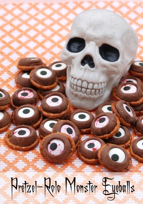 Eyeball Themed Food, Rolo Treats, Halloween Nibbles, Pretzel Rolo, Halloween Desserts Kids, Spooky Foods, Eyeball Cake Pops, Eyeballs Halloween, Rolo Candy