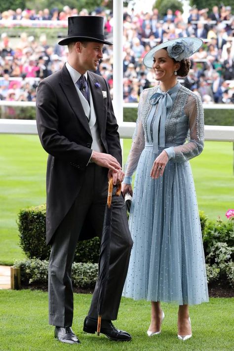 Kate Stuns In Sheer Blue Dress At Royal Ascot With Prince William #princewilliam #duchesskate #duchessofcambridge #williamandkate #royalascot #royalcouple Kate Middleton Kids, Ducesa Kate, Kate Middleton Stil, William Kate Wedding, Blue Dress Outfit, Kentucky Derby Attire, Prince Harry Wedding, Blue Sheer Dress, Kate Und William