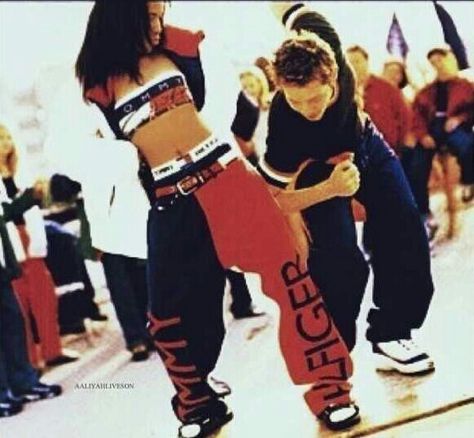 Aaliyah & Kidada Jones Aaliyah 90s, Aaliyah Outfits, Rip Aaliyah, Aaliyah Pictures, Aaliyah Style, Aaliyah Haughton, 90s Hip Hop Fashion, 90s Hip Hop, Tupac Shakur