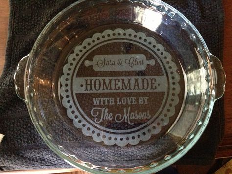 Cute pie plate. Etched Pie Plate Ideas, Cricut Etching, Etched Casserole Dish, Sandblasting Ideas, Etching Projects, Etching Diy, Glass Etching Projects, Etching Ideas, Cricut Explore Air Projects