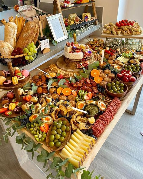 Charcuterie Grazing Table, Grazing Table Ideas, Party Food Buffet, Reception Food, Charcuterie Inspiration, Grazing Table, Party Food Platters, Have A Great Week, Charcuterie And Cheese Board