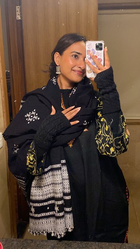 Kashmiri pheran Kashmiri Pheran Outfit, Desi Winter Outfits, Pheran Kashmiri Dress, Kashmiri Pheran, Street Style India, Kurti With Jeans, Desi Fits, Simpsons Drawings, Desi Aesthetics