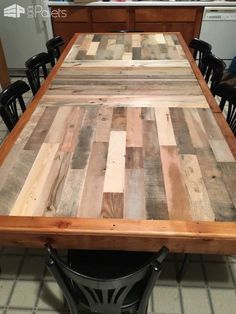 Stunning Pallet Dining Table Pallet Desks & Pallet Tables More Table Pallet, Table Palette, Pallet Tables, Pallet Desk, Pallet Dining Table, Wood Table Diy, Pipe Table, Rustic Ideas, Kitchen Table Wood