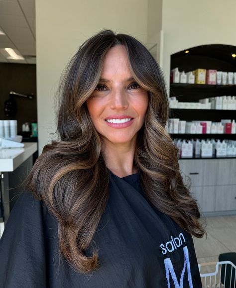 Do we like the dimensional Brunette or Bronde look? I’m loving the darker on her 🤎🤤 A few highlight moved up while still leaving her root untouched and few lowlights added. Loooove this color!!!! #brunette #brunetteinspo #brownhair #darkhair #darkhairbalayage #balayage #dimensionalbrunette #brunetteinspo #utah #utahhairstylist #utahbrunettespecialist #utahcolorspecialist #utahbalayge #utahbalayagespecialist #utahbrunette #utahhairinspo Multidimensional Brunette, Dimensional Brunette, Balayage Hair Dark, Dark Hair, Hair Inspo, Brown Hair, Balayage, Hair Stylist, Utah