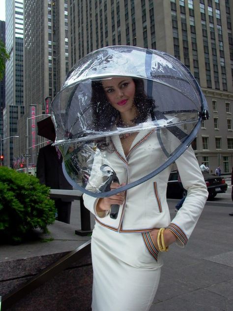 Whoa. Check out this crazy hands-free umbrella. Sink Or Swim, Under My Umbrella, Pop Up Camper, Fashion Face Mask, Shark Tank, Cool Inventions, Face Shield, Diy Face Mask, Mask Design