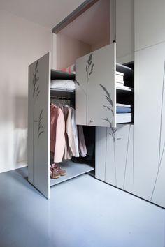 Tiny Furniture, Maids Room, Open Closet, Tiny Apartments, Decor Studio, Apartment In Paris, 아파트 인테리어, Room Renovation, Tiny Apartment