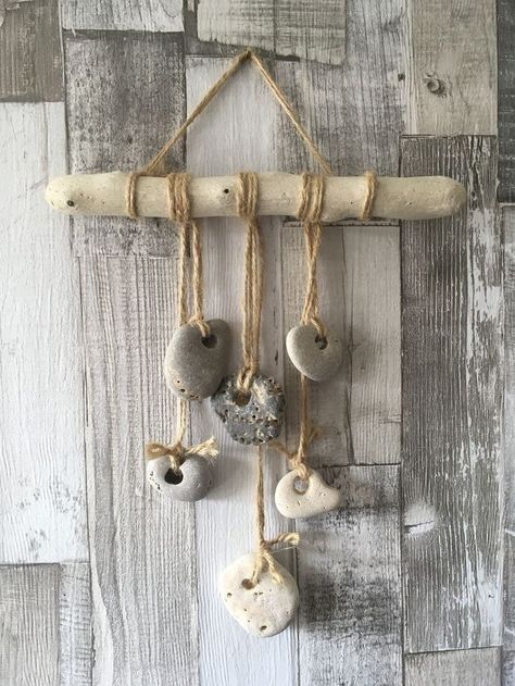 Carillons Diy, Driftwood Diy, Driftwood Art Diy, Driftwood Projects, Driftwood Wall Art, Hag Stones, Diy Wind Chimes, Driftwood Decor, Driftwood Crafts