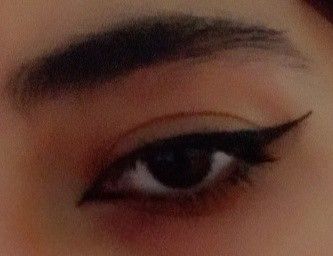 Eyeliner Ideas For Round Eyes, Black Siren Eyes, Siren Eye Eyeliner, Black Eyeliner Aesthetic, Siren Eyeliner For Hooded Eyes, Simple Eyeliner Ideas, Cat Eyeliner For Hooded Eyes, Dark Purple Eyeliner, Determined Aesthetic