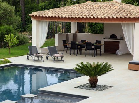 De beaux abris de piscine Backyard Pool House, Stone Patio Designs, Luxurious Backyard, Pool Porch, Pool House Designs, Outdoor Furniture Design, Apartment Patio, Country Style Decor, House With Porch