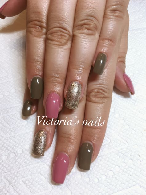 Green olive, pink nude and glitter!!#victorianails Green Pink And Gold Nails, Olive Green And Pink Nails, Bronze Nails, Gel Nail Colors, Glitter Dipped, Short Nail Designs, Olive Color, Gold Nails, Green Nails