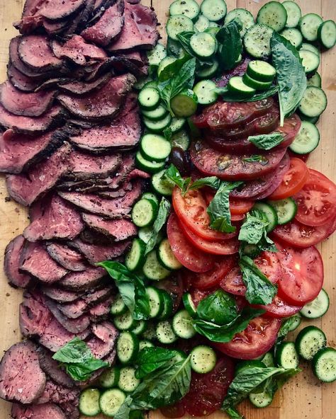 This is how @acstockwell does summer entertaining. Big platter of cold (!) grilled beef tenderloin ✔️. Juicy tomatoes ✔️. Crunchy cucumbers… Meat And Salad, Entertaining Platters, Grilled Beef Tenderloin, Vegetable Platter, Meat Platter, Cold Meat, Catering Ideas Food, Dinner Party Summer, Grilled Beef