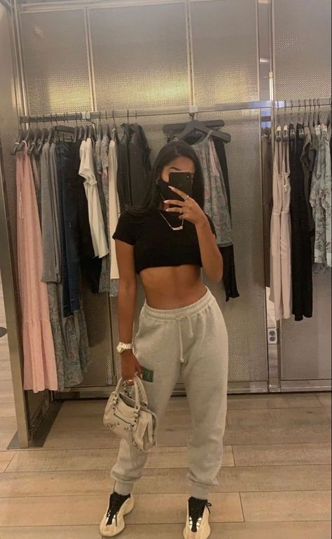 #FreePalestine🇵🇸 Yeezy Outfit, Mode Zara, Oufits Casual, Yeezy 700, Chill Fits, Chill Outfits, Streetwear Fashion Women, Baddie Outfits Casual, Teenage Fashion Outfits