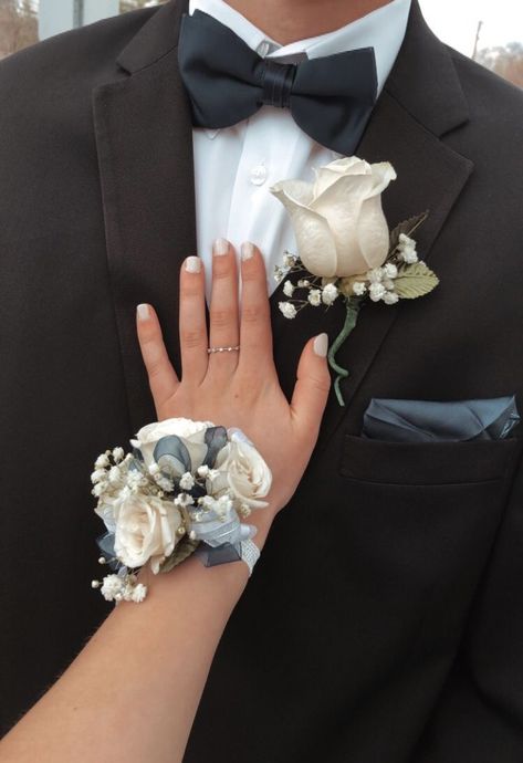 White Corsage Prom, Navy Blue Corsage, Prom Corsage Blue, Prom Bouquet Ideas, Elegant Flower Arrangements, Gold Corsage, Black Corsage, Prom Flowers Corsage, Blue Corsage