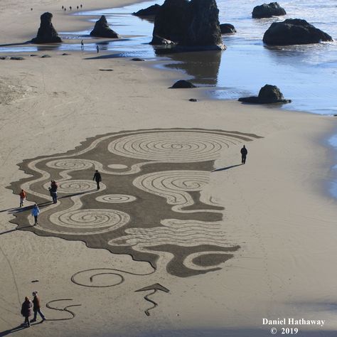 A local artist dose these wonderful mazes on the beaches in Bandon, Oregon. Coastal Oregon, Tide Pools Oregon Coast, Bandon Oregon, Oregon Beach, Short Sand Beach Oregon, Tunnel Beach Oregon, Neskowin Beach Oregon, Oregon Beaches, Cannon Beach Oregon